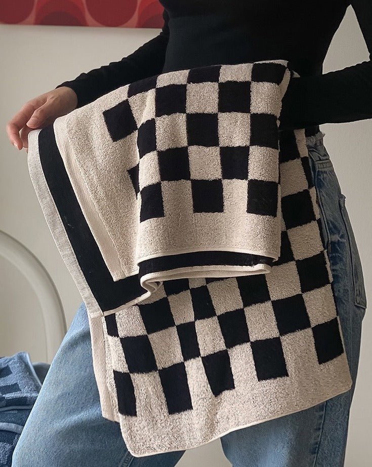 Premium Checkered Bath Towel - Long-Staple Cotton for Ultimate